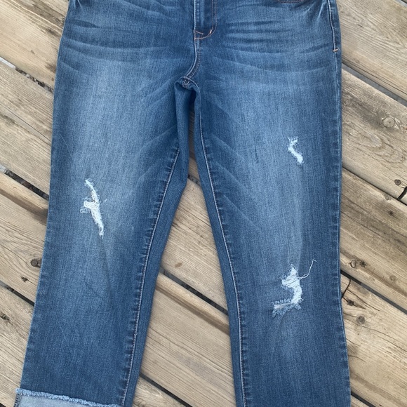 1822 Denim Taylor Distressed Roll Cuff Crop Jeans - Picture 6 of 12